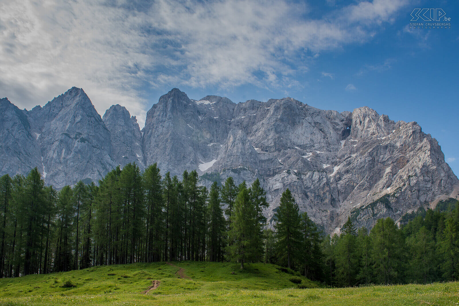 Triglav NP - Vršic-pas De Vršic-pas op 1611 meter hoogte is de hoogste bergpas van Slovenië. De pas is gelegen in de oostelijke Julische Alpen. Over de pas loopt de regionale weg R206 tussen Kranjska Gora en Trenta. De Vršic-pas heeft 50 haarspeldbochten en is een van de mooiste wegen van Europa Stefan Cruysberghs